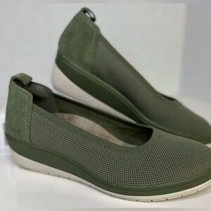 Vionic Women's Green Slip-On Shoes size 9W